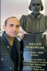  ??  ?? El autor, junto a un busto de Shakespear­e.