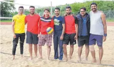  ??  ?? Das Team „Strikers“freut sich über das gewonnene Volleyball­turnier.