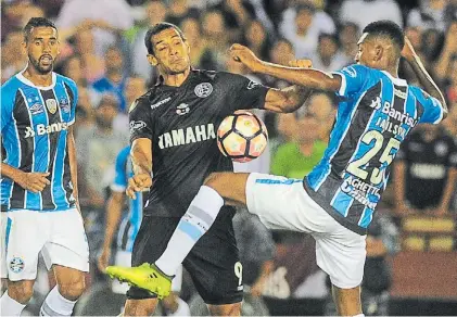  ??  ?? Luchador del área. En la pelea con Jailson, Pepe mete brazo, pecho y alma. Como siempre.