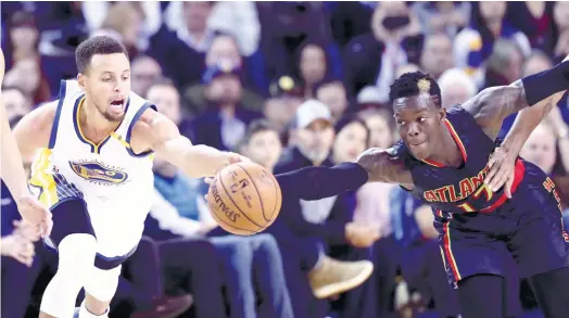  ?? (AP FOTO) ?? TIGHT. Golden State Warriors’ Stephen Curry (left) races for the ball against Atlanta Hawks’ Dennis Shroder. The Warriors top the game, 105-100.