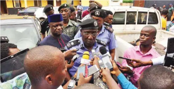  ??  ?? The Edo State Commission­er of Police, CP Babatunde Kokumo fielding questions from journalist­s