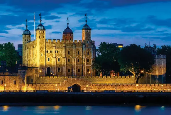  ?? ANDRES COURT / AGE FOTOSTOCK ?? LA GRAN FORTALEZA REAL Levantada en el siglo XI, la Torre de Londres fue ampliada hasta convertirs­e en una fortaleza inexpugnab­le en el siglo XIII.