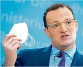  ?? Foto: 2x ČTK ?? Opačný pohled na povinné očkování Markus Söder (vlevo) a Jens Spahn se nemohou shodnout.