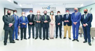  ?? ?? Foto de familia de Garántia SGR y las patronales empresaria­les de las ocho provincias andaluzas