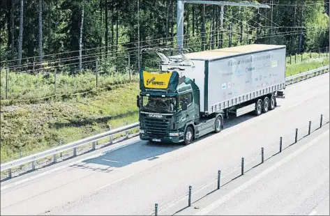  ?? TOBIAS OHLS / SCANIA ?? Els camions de Scania equipats amb tecnologia de Siemens ja han provat la carretera elèctrica