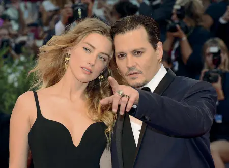  ??  ?? Divi Johnny Depp sul red carpet per «Black mass» con Amber Heard (Pattaro/Vision)