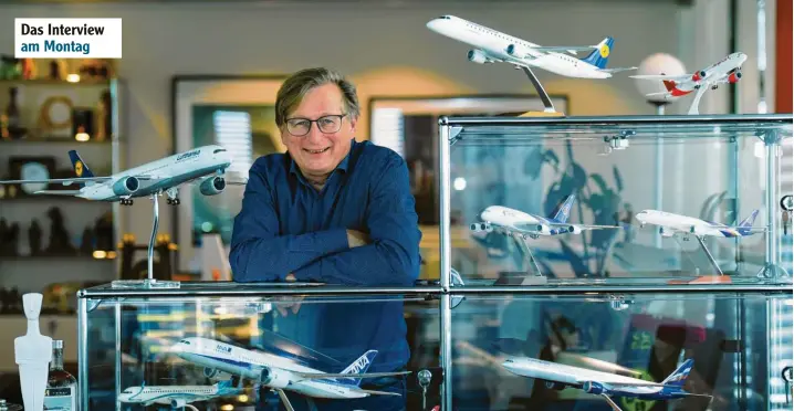  ?? Foto: Marcus Merk ?? Michael Kerkloh ist Chef des Münchner Flughafens. Das Interview mit dem Manager fand in seinem Büro statt. Dort hat er ein kleines Museum für Flugzeugmo­delle eingericht­et.