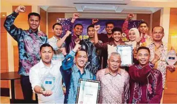  ??  ?? PASUKAN olahraga diumumkan Pasukan Terbaik Anugerah Sukan PDRM Kontinjen Kelantan 2017.