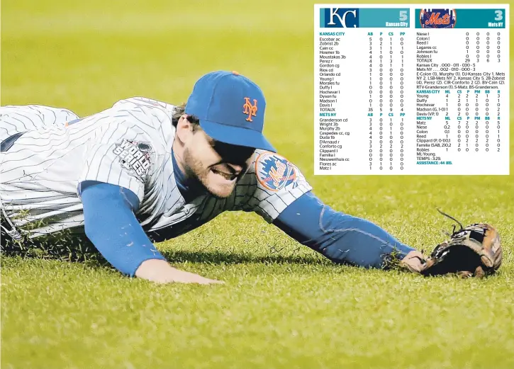  ?? PHOTO AFP ?? Daniel Murphy a été incapable de maîtriser le faible roulant de Eric Hosmer en huitième et Ben Zobrist en a profité pour marquer, ce qui devait coûter la victoire aux Mets.