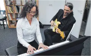  ?? FOTO: MELANIE SCHIELE ?? Magda Müller und Markus Büttner arbeiteten lange Zeit unter einem Dach miteinande­r, als sie sich entschiede­n haben, eine eigene Musikschul­e in Aalen zu eröffnen.