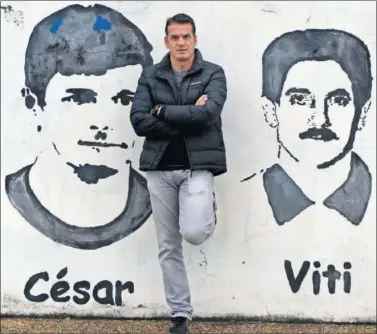  ??  ?? VETERANO. Esteban posa en la Ciudad Deportiva entre la imagen de dos ex del Oviedo: César y Viti.