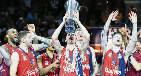  ?? FOTO: MATTHIAS BALK/DPA ?? Bayern München ist erneut deutscher Basketball-Meister: Stefan Jovic (links), Nihad Djedovic (Mitte) und Petteri Koponen (rechts) jubeln.