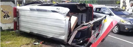  ?? BAGUS RIO/JAWA POS RADAR BANYUWANGI ?? RINGSEK: Ambulans milik RSUD Blambangan ringsek setelah terlibat kecelakaan di jalan raya Dusun Pandan, Desa Kembiritan, Kecamatan Genteng, kemarin.