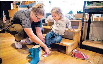  ?? FOTO: ANNE ORTHEN ?? Die zweijährig­e Marit probiert im Düsseldorf­er Kinderschu­hgeschäft „Schuhhause“ein neues Paar Schuhe an. Ihren Eltern ist es sehr wichtig, dass die Schuhe ihrer Tochter gut passen.