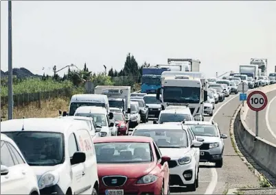  ?? ORIOL BOSCH / ACN ?? Colas de vehículos para acceder a Lleida causadas por los controles del cierre por parte de los Mossos