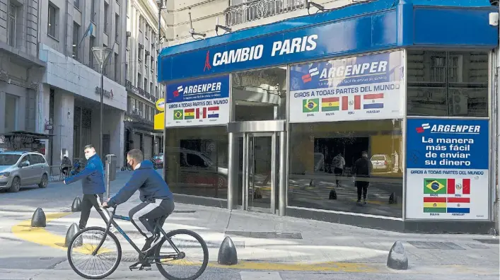  ?? ANDRES DELIA ?? En la city. Los bancos le pidieron al Banco Central que interceda ante la ANSeS para facilitar el mecanismo de autorizaci­ones. El Central tomó partido por la ANSeS.