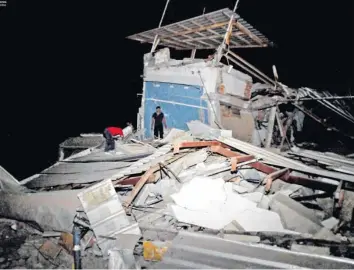  ?? Foto: Ariel Ochoa, afp ?? So wie dieses Haus in der Stadt Guayaquil wurden durch das Erdbeben in Ecuador zahlreiche Gebäude zerstört. In vielen Orten dauerten gestern die Rettungsar­beiten an. Auch auf der anderen Pazifiksei­te, in Japan, bebte die Erde.
