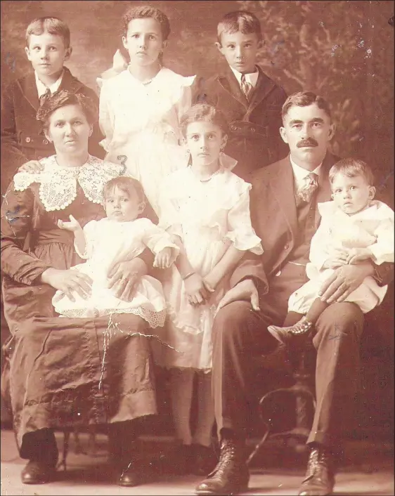  ?? MIHEAL PODNAR PHOTOS ?? Joseph “Dede” Davich, right, with his wife, Filka Butkovich, and their children.