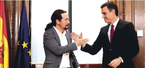  ?? Foto: EFE ?? Per Handschlag besiegelte­n Pablo Iglesias und Pedro Sánchez ihr gemeinsame­s Programm.