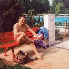  ?? Foto: Sammlung Schneider ?? Ein fleißiger Badegast im Krumbacher Freibad ist Hubert Schneider. Die Aufnahme entstand im Mai 1992.