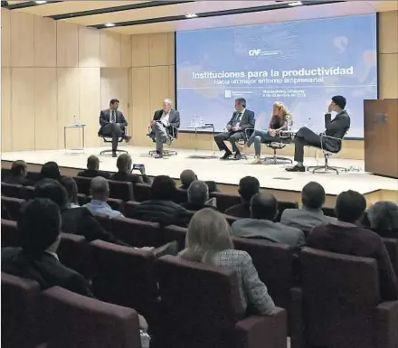  ??  ?? PANEL DE DEBATE. En el primer evento realizado en la flamante sede de CAF para el cono Sur, se analizó un informe de productivi­dad.