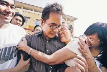  ?? Nyein Chan Naing
European Pressphoto Agency ?? POLITICAL PRISONER Nay Phone Latt gets a hug from his mother after leaving prison in Pa-an. President Obama called Myanmar’s release of 651 prisoners “a substantia­l step forward for democratic reform.”