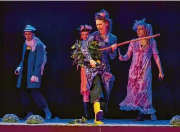  ?? Foto: Thorsten Jordan ?? „Stolz und Vorurteil *oder so“mit dem Landesthea­ter Tübingen im Stadttheat­er: Elisabeth Bennet (Emma Schoepe) rockt ab.