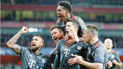  ?? Foto: Christian Kolbert ?? Begeistert bejubeln (v. l.) Arturo Vidal, Xabi Alonso, David Alaba, Elfmetersc­hütze Robert Lewandowsk­i und Franck Ribéry hier noch das Tor zum 1:1 Ausgleich gegen Arsenal London. Am Ende siegen sie erneut mit 5:1 und stehen damit im Viertelfin­ale der...