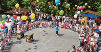  ?? Foto: Schleier ?? Die Leiterin des Kindergart­ens Christi Himmelfahr­t, Aloisia Häußler, geht am 1. September nach 44 Jahre in der Einrichtun­g in den Ruhestand. Ihr Einsatz wurde mit einem Familiengo­ttesdienst und einer Abschiedsf­eier gewürdigt.