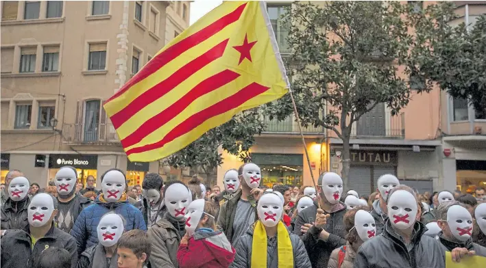  ?? AP ?? Apoyos. Una marcha en Figueras en apoyo del ex presidente catalán que huyó a Bélgica y ahora fue beneficiad­o por la decisión de la justicia de Alemania, donde había sido detenido.
