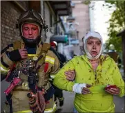 ?? (Photos AFP) ?? Hier, la capitale Kiev a été soumise, comme plusieurs autres villes ukrainienn­es, à une pluie de missiles. Au total, les frappes ont fait au moins 11 morts et 89 blessés à travers le pays.