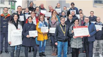  ?? FOTO: GERD MÄGERLE ?? Von Andreas Kellner (ganz vorne v. l.), Petra Alger und Norbert Zeidler erhielten die Vertreter der einzelnen Institutio­nen und Projekte ihre Spende des Serviceclu­bs Round Table 75 Biberach.