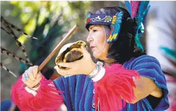  ?? NANCEE E. LEWIS ?? Beatrice Aguilar actúa con Danza Mexi’cayotl del Centro Cultural Indio Mexi’cayotl en el Centro Joe y Vi Jacobs durante su primer Festival de la Herencia Hispana el 12 de octubre de 2019.