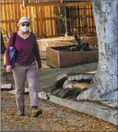 ?? Irfan Khan Los Angeles Times ?? A PEDESTRIAN avoids a damaged sidewalk.