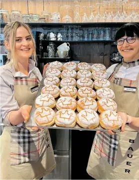  ?? ?? Bis zu 1000 Krapfen werden bei der Bäckerei Bauer täglich hergestell­t.