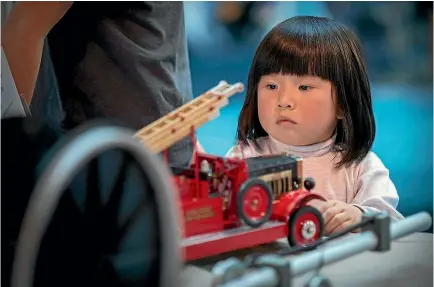  ?? MURRAY WILSON/STUFF ?? Ziyue Wang, 4, checks out the models at the Model Mee exhibition at the Palmerston North City Library.