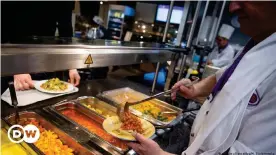  ??  ?? El chef Niko Tortonitis sirve un plato vegano con pasta y boloñesa de soja en el comedor vegano del campus de la Universida­d Técnica de Berlín. El primer comedor puramente vegano abrió oficialmen­te el 23 de abril de 2019.