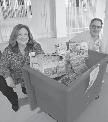  ?? MICHAELLAU­GHLIN/ SUNSENTINE­L ?? RabbiRober­t Silvers and Minda Shaiman collect toys at the Congregati­on B’nai IsraelDec. 2.