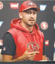  ?? Liz Hafalia / The Chronicle ?? Quarterbac­k Brian Hoyer, speaking on the first day of training camp Thursday, is praised by teammates for competitiv­eness, leadership and arm strength.