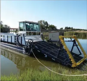  ?? ?? Contribute­d
This aquatic weed eater is an example of the type of additional machine being considered to keep milfoil under control.