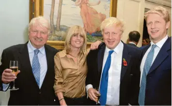  ?? Foto: Imago ?? Die Familie Johnson, als der Brexit noch nicht einmal ein fernes Wetterleuc­hten war: der Patriarch R. Stanley Johnson mit seiner Tochter Rachel, Boris und Jo im Jahr 2014 auf einem Empfang in London.