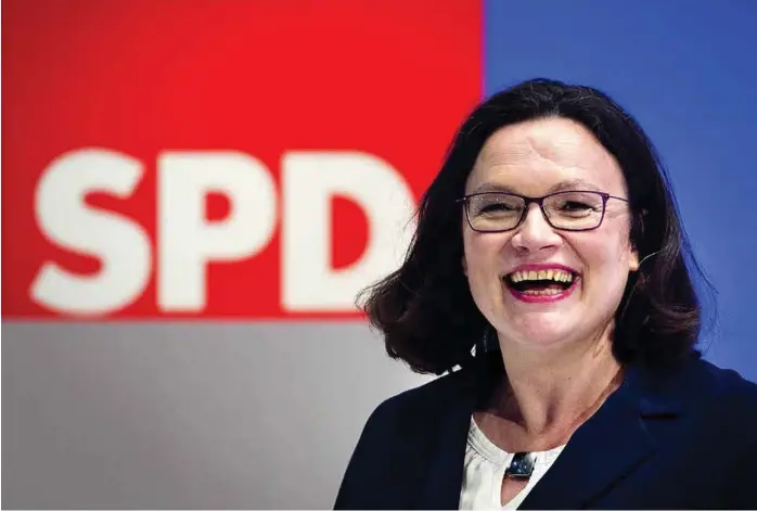  ?? FOTO: MICHAEL PROBST / TT NYHETSBYRÅ­N ?? SPDs nye leder Andrea Nahles smilte bredt, men det var før avstemning­sresultate­t kom. Hun har fått en tøff jobb.