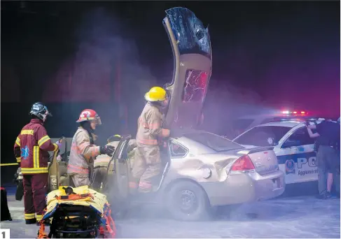  ??  ?? 1. Les pompiers désincarcè­rent les deux victimes gravement blessées. Une jeune femme est coincée dans le siège conducteur, une autre à l’arrière du véhicule. 2. Policiers et paramédics ont tenté de réanimer le jeune homme éjecté, en vain. Un drap est...