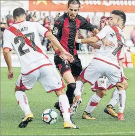  ?? FOTO: V. LLURBA ?? El Rayo Vallecano, muy superior, no dio opción al Reus en el Municipal