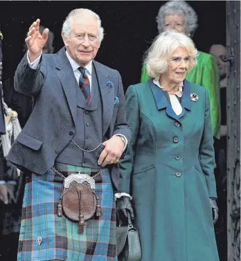  ?? FOTO: NEIL HANNA/AFP ?? Bei seinem Besuch in Dunfermlin­e zeigt sich Charles III. – hier mit Camilla – landestypi­sch in einem blau-grün-karierten Schottenro­ck.