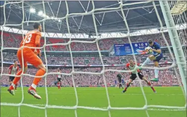  ??  ?? DECISIVO. Morata remata de cabeza para marcar el 2-0 del Chelsea en la semifinal de la FA Cup.