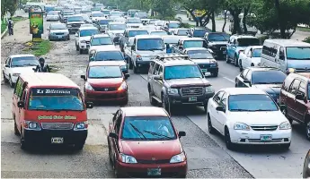  ??  ?? CONGESTION­AMIENTO. Cientos de vehículos hacen fila en un bulevar de San Pedro Sula.