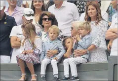  ?? Myla, Charlene, Leo y Lenny FOTO: AP ?? Mrika Vavrinec y sus cuatro hijos con Roger,