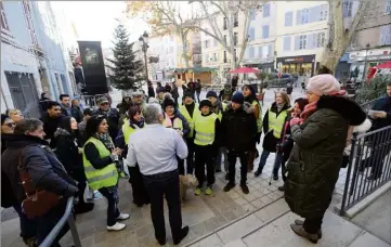  ?? (Photo G.R.) ?? Le maire Didier Brémond (de dos) a accepté de dialoguer avec les personnes venues soutenir Jordan, au premier rang desquelles sa mère (debout, à droite, bonnet rose sur la tête).