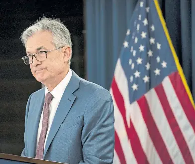  ??  ?? Compañía. Jerome Powell acompaña, desde la cúpula de la Fed, la política expansiva.